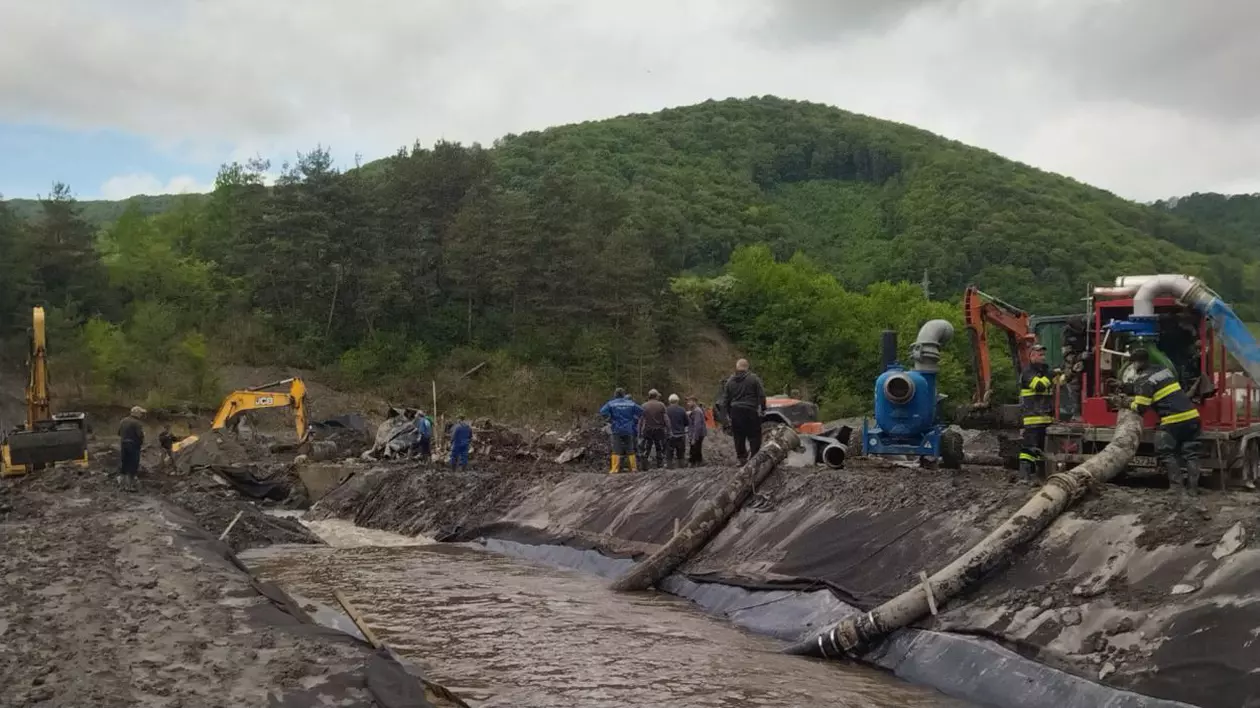 Salina Praid a fost închisă turiștilor din cauza inundațiilor. Pompierii acționează de 4 nopți, în condițiile în care în zonă plouă încontinuu