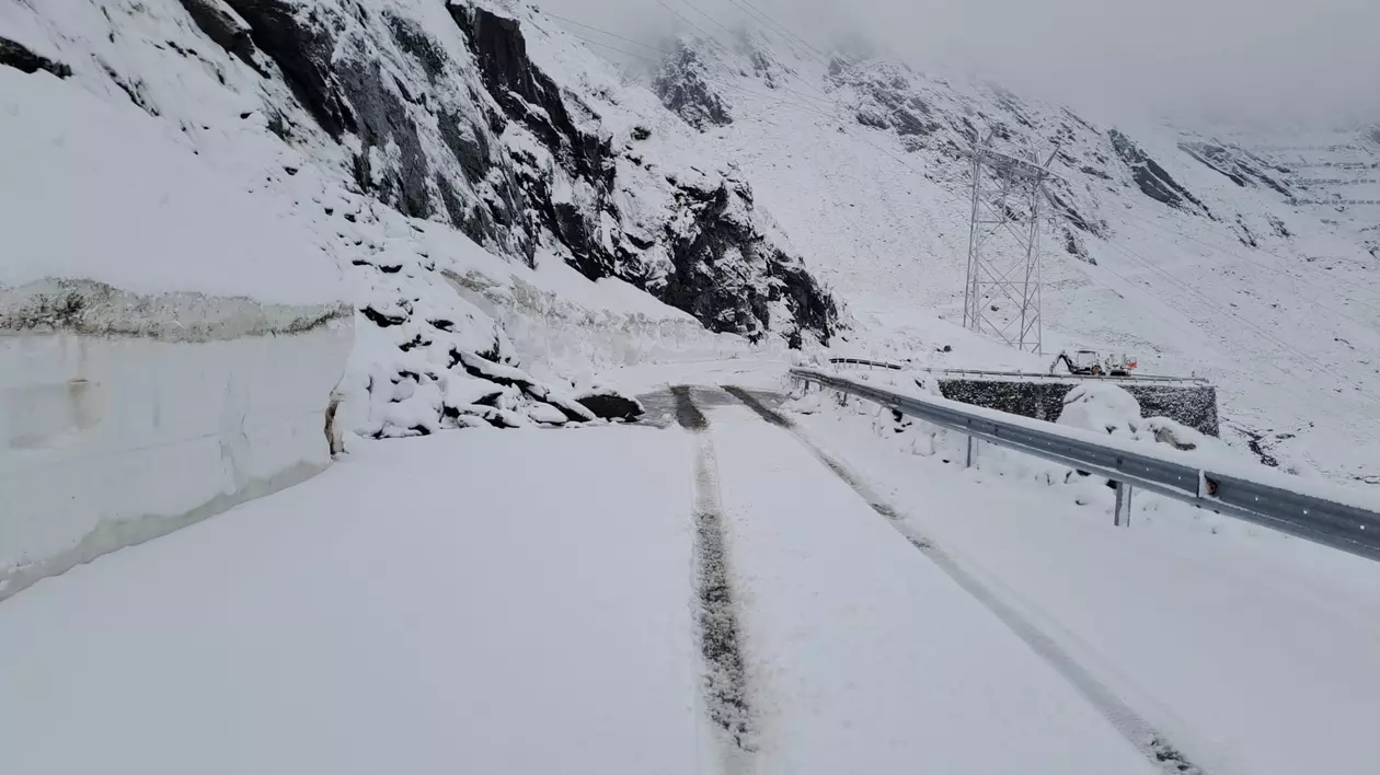 A nins pe Transfăgărășan, unde drumarii tocmai deszăpezeau. Stratul de zăpadă are 10 cm