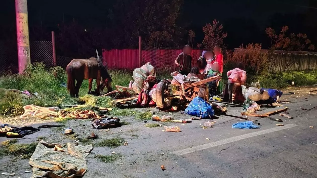 Căruță cu zece oameni în ea pulverizată de o mașină pe o șosea din Neamț. Trei copii printre victime | VIDEO