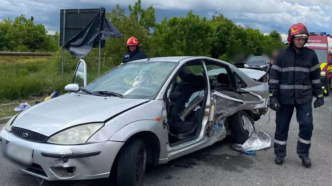 Accident între patru mașini, în Cluj: o fată de 18 ani a fost proiectată prin parbriz
