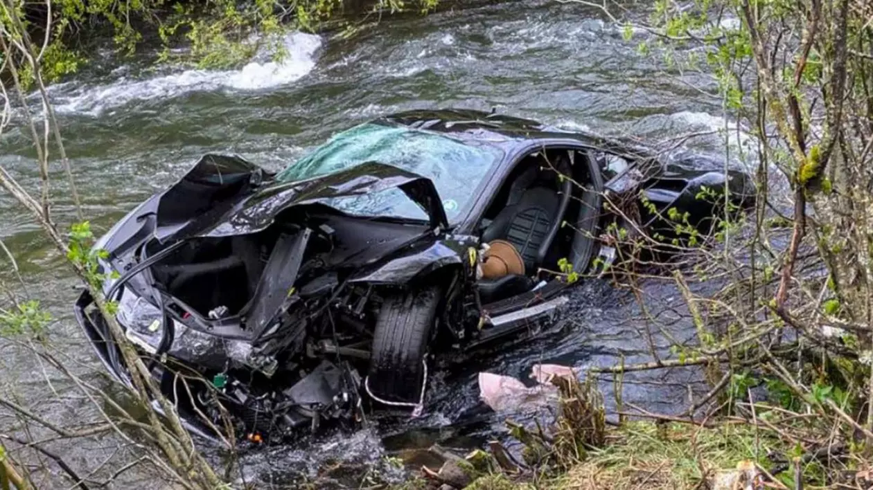 Un Ferrari de 355.000 de euro s-a răsturnat pe plafon într-un râu, iar cei doi pasageri au murit, în Spania