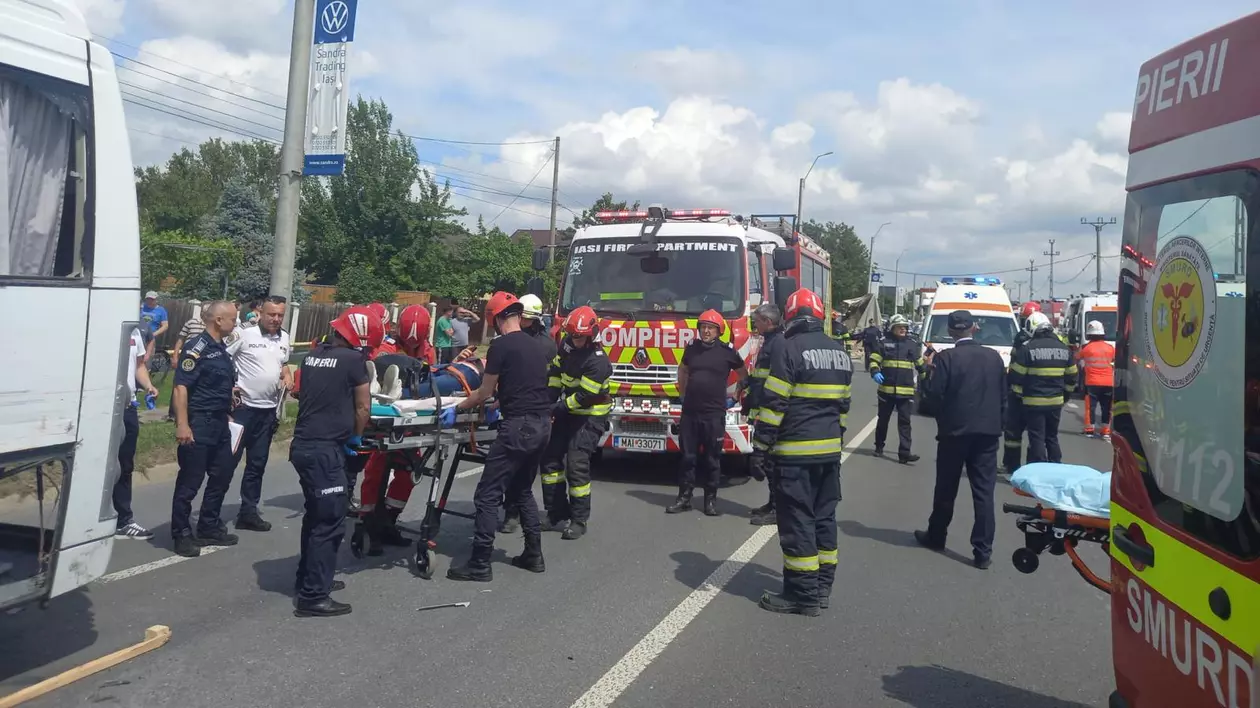 Cum s-a produs accidentul oribil din Lețcani, în care au fost implicați 29 de oameni: șoferul autocarului a scăpat ca prin minune