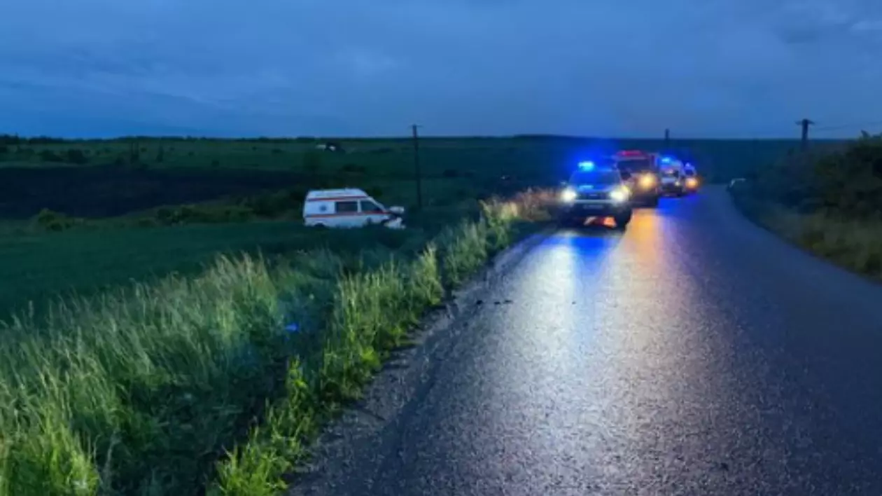 O ambulanță a fost implicată într-un accident în zona Pădureni, Cluj. Patru oameni au fost răniți