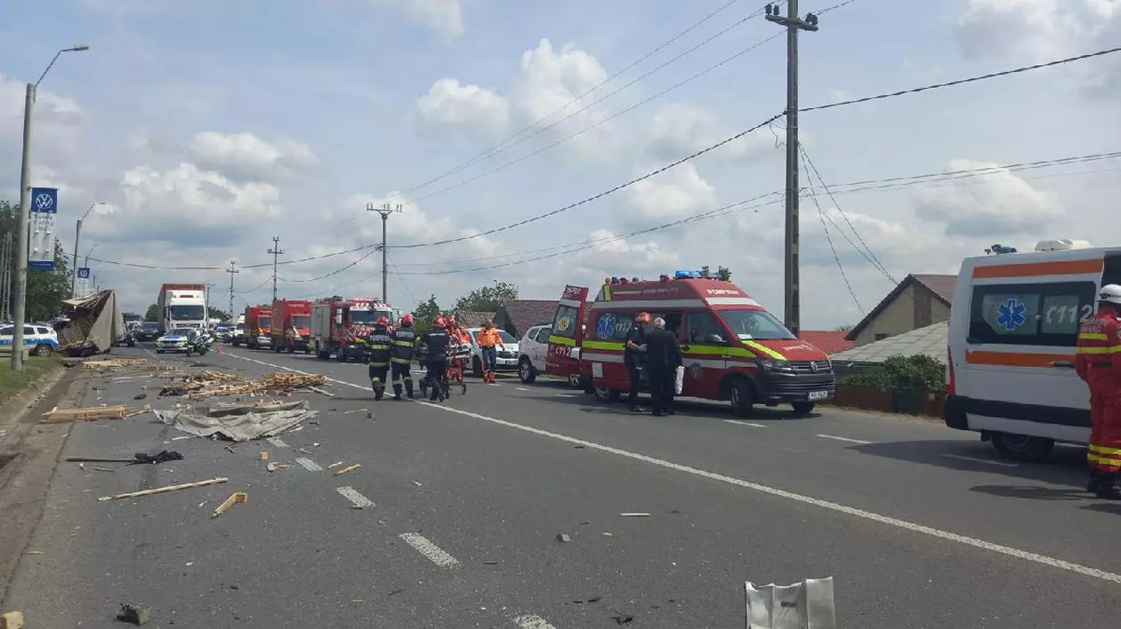 Un camion s-a izbit de un autocar cu 20 de pasageri, la Lețcani, Iași. Plan roșu de intervenție