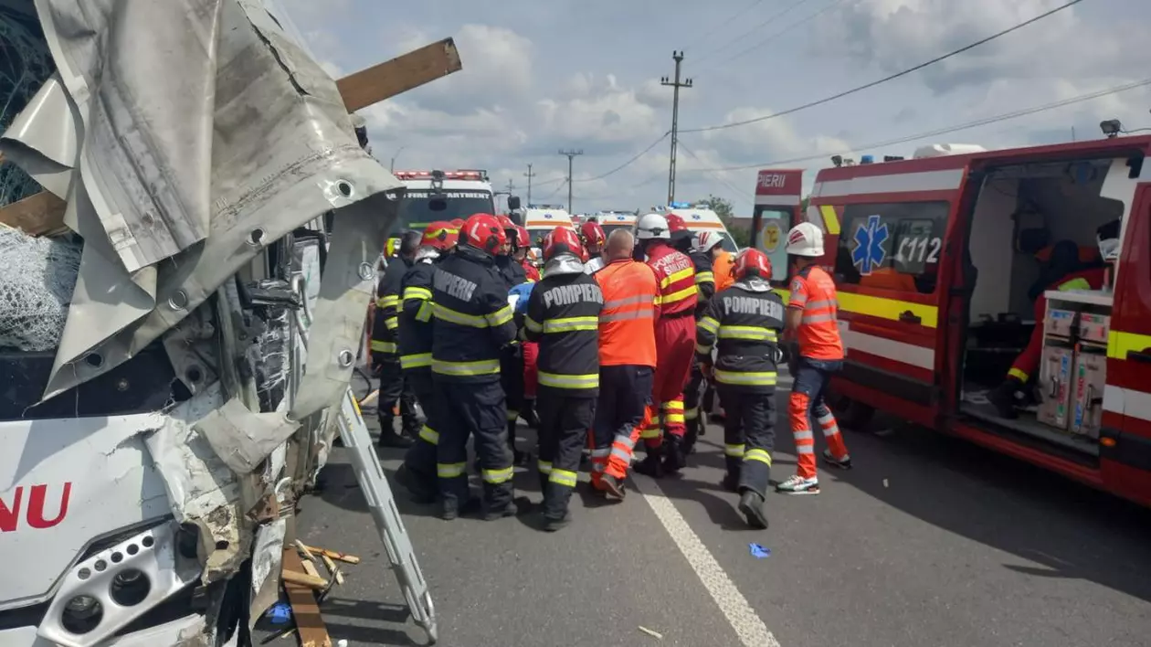 Un pompier și soția lui, medic, plecați în vacanță, eroii accidentului cu 17 victime de la Lețcani: „Plină de sânge, salva vieți”