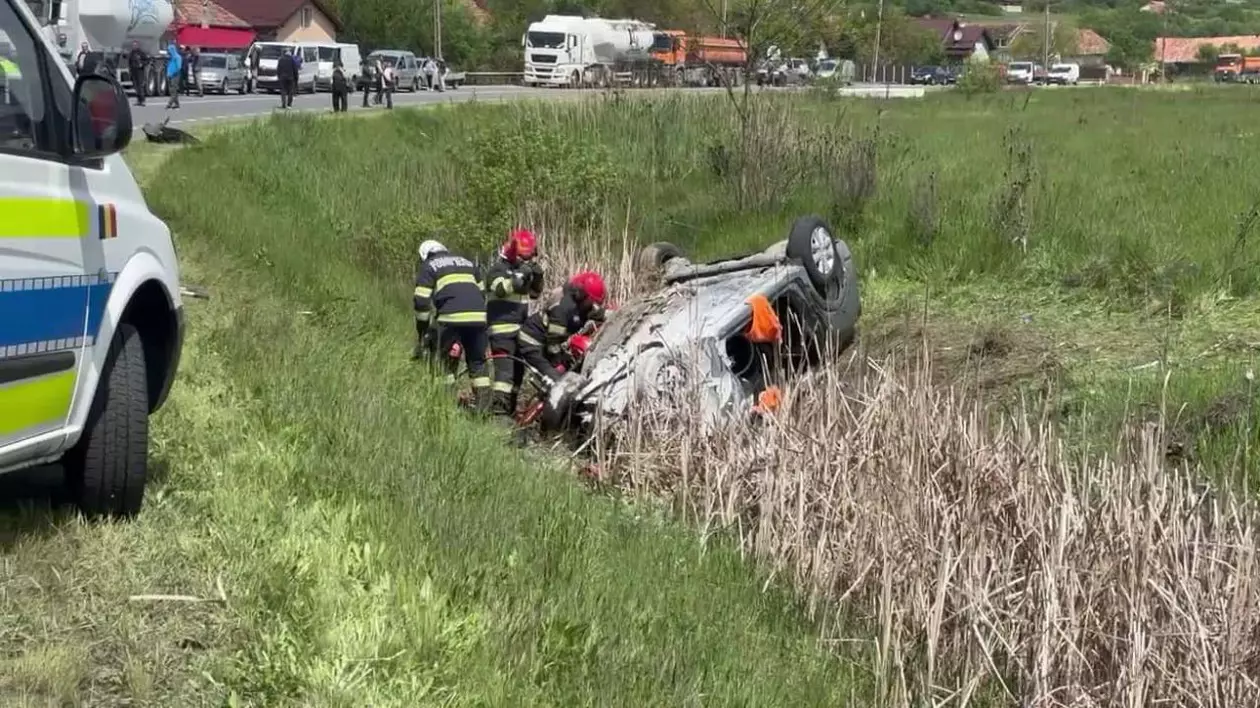 Accident grav la Mihăilești, în județul Cluj. Doi oameni au murit și alți doi sunt în stare gravă după ce o mașină s-a răsturnat