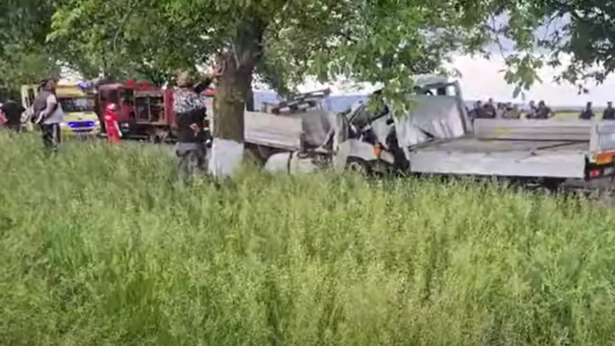 Accident cu trei morți în Vrancea: două autoutilitare s-au ciocnit frontal | VIDEO