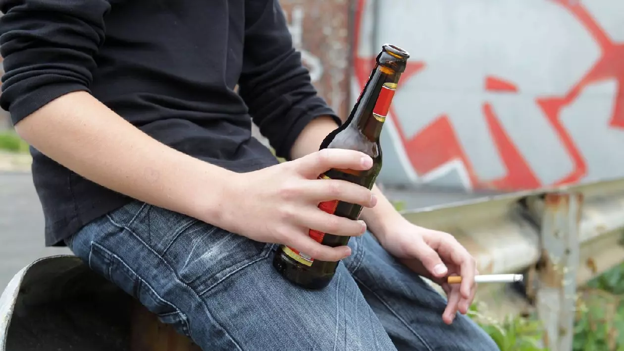 fotografie adolescent adolescent alcool bere alcool consum țigară consum țigară