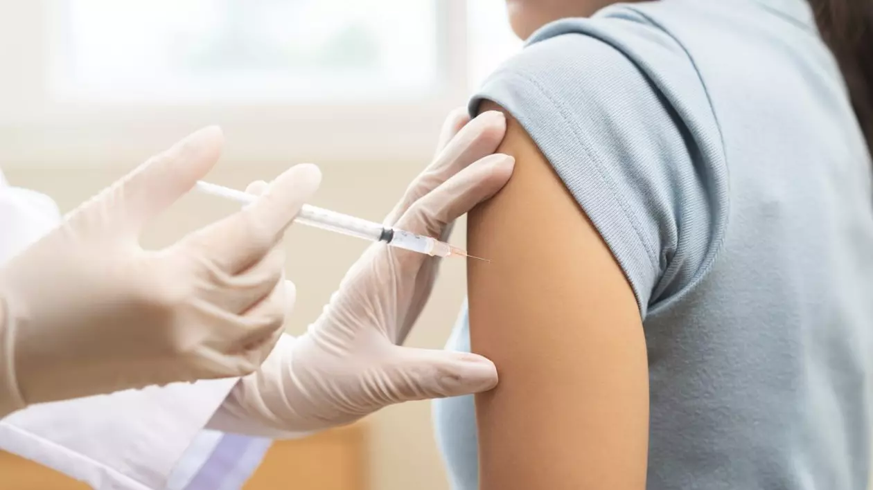 Vaccinul HPV ar putea fi administrat gratuit tinerilor cu vârsta până în 26 de ani