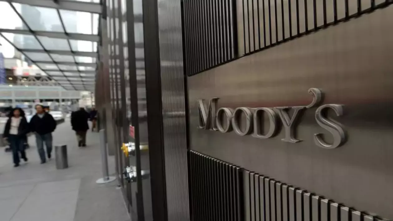 După mai bine de 100 de ani, ratingul datoriei SUA a fost retrogradat de Moody’s. Reacții de la Washington