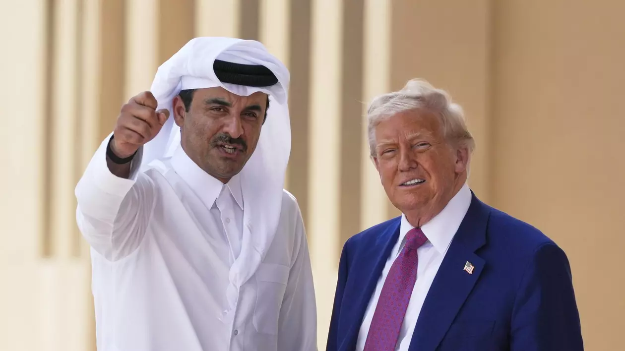 Tamim bin Hamad Al Thani (stanga, in tinuta traditionala alba, )s-a îmtâlnit cu Donald Trump (dreapta) la costum