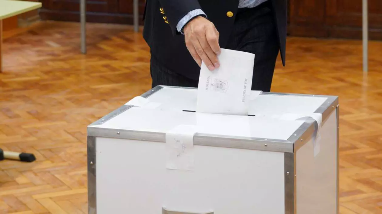 Alegător care introduce buletinul în urna de vot