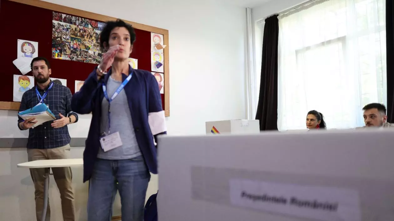 oameni într-o secție de votare la alegerile prezidențiale din 2025, cabine de vot în background și urnă de voturi în foreground