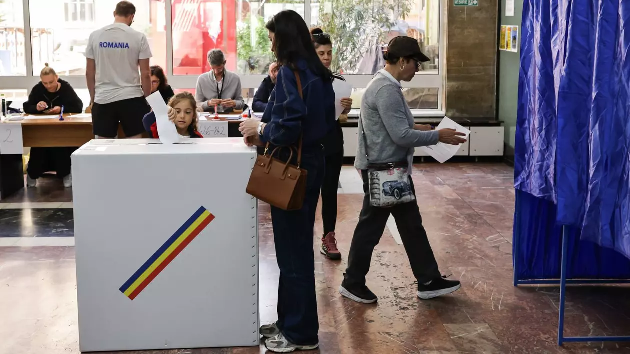 Persoane care voteaza în turul doi al alegerilor prezidențiale din România, 18 mai 2025