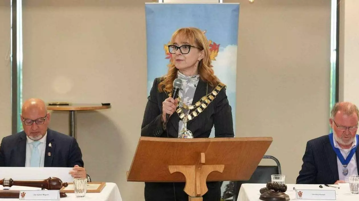 O româncă a fost aleasă primar într-un oraș din Marea Britanie. Cine e Alisa, bucureșteanca emigrată acum 15 ani