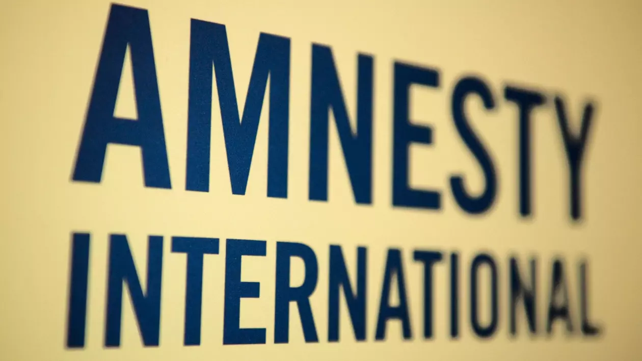 Afiș pe care scrie Amnesty International