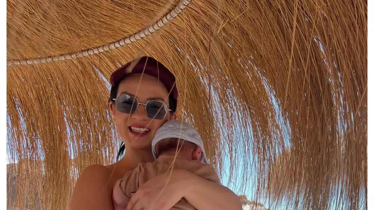 Anca Dinicu se desparte cu greu de fiul ei. „Stă cu noi în cameră”/VIDEO EXCLUSIV