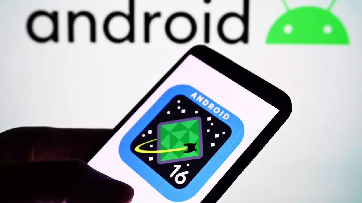 Ilustrație care reprezintă logo-ul sistemului de operare Google Android 16, pe ecranul unui telefon ținut în mână în fața unui fundal alb spre gri.