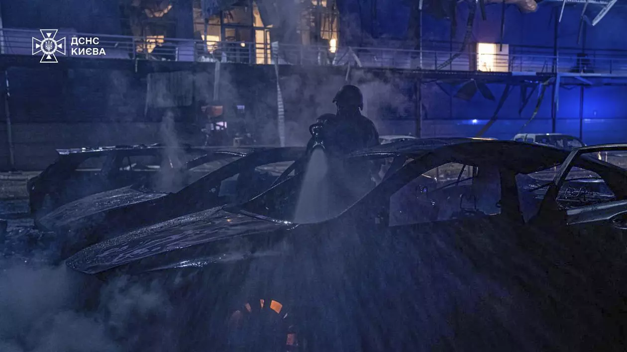 Atac cu drone asupra Kievului. O clădire și mașini incendiate Foto: Profimedia