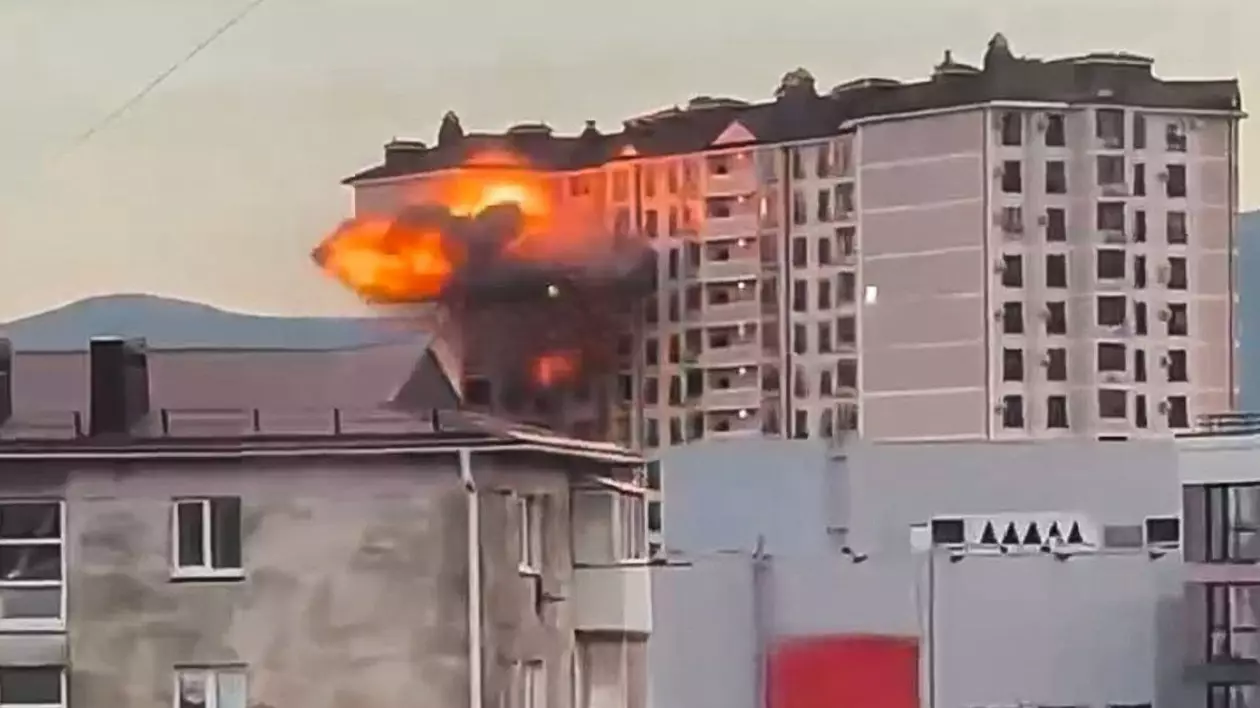 In imagine se observă o explozie cu flăcări la etajul superior al unui bloc