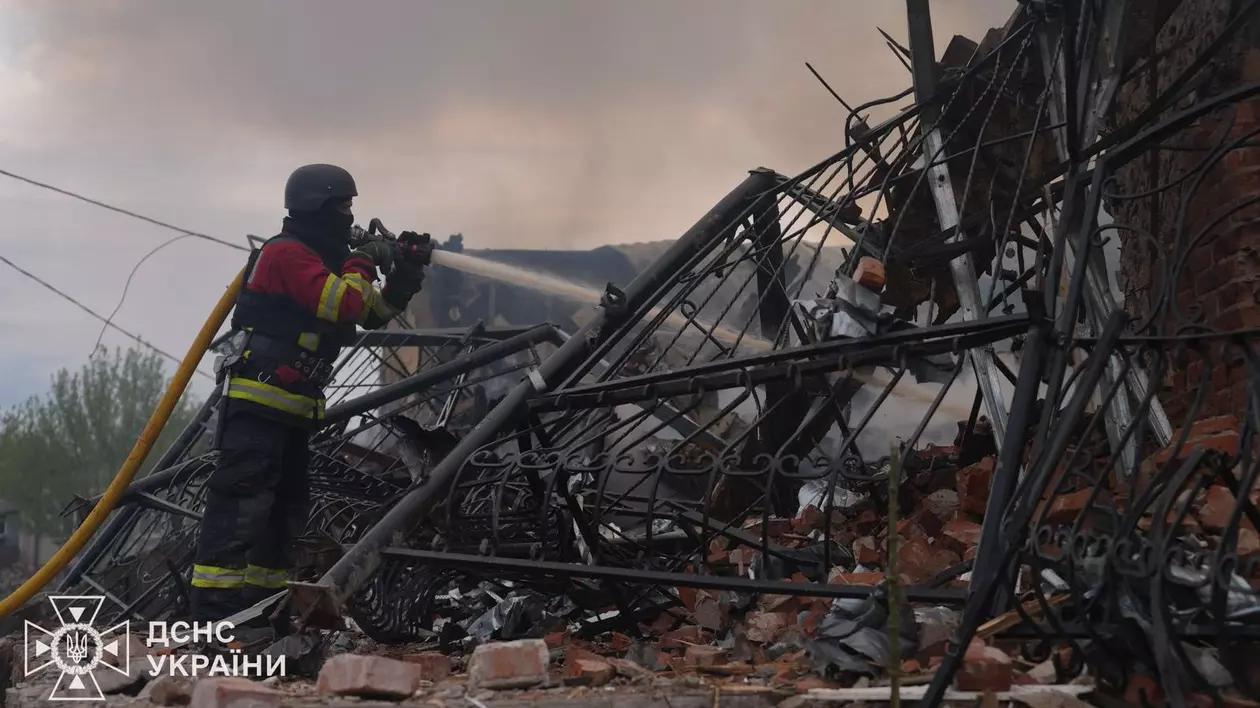 Pompier ucrainean surprins în timp ce stinge un incendiu izbucnit în urma atacului lansat de ruși în Sumî