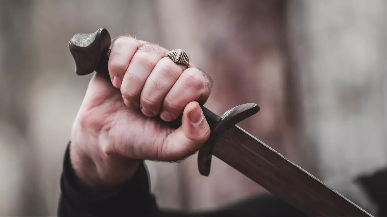 Bărbat din Sibiu, tăiat pe față cu o sabie. Agresorul s-a urcat la volanul mașinii și a fugit, Poliția îl caută