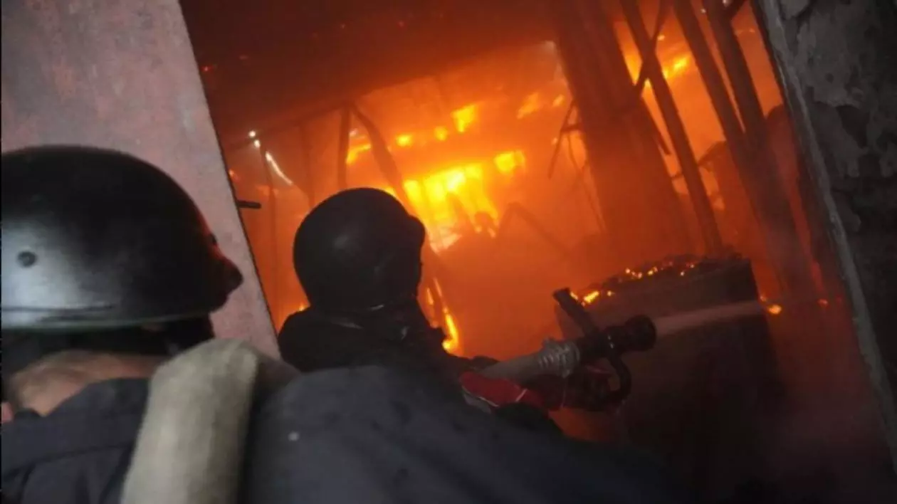 pompieri ucraineni intervenind pentru stingerea unui incendiu violent în mijlocul unei clădiri