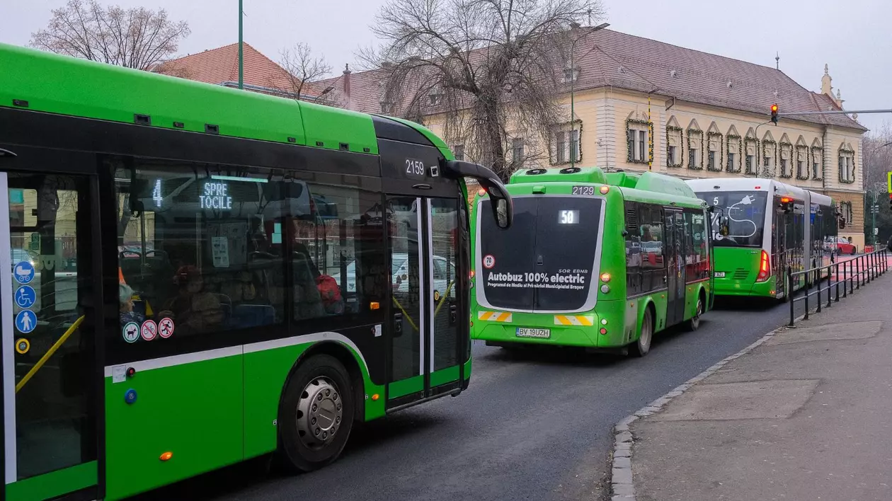 Poză cu trei autobuze care așteaptă la semafor, în Brașov