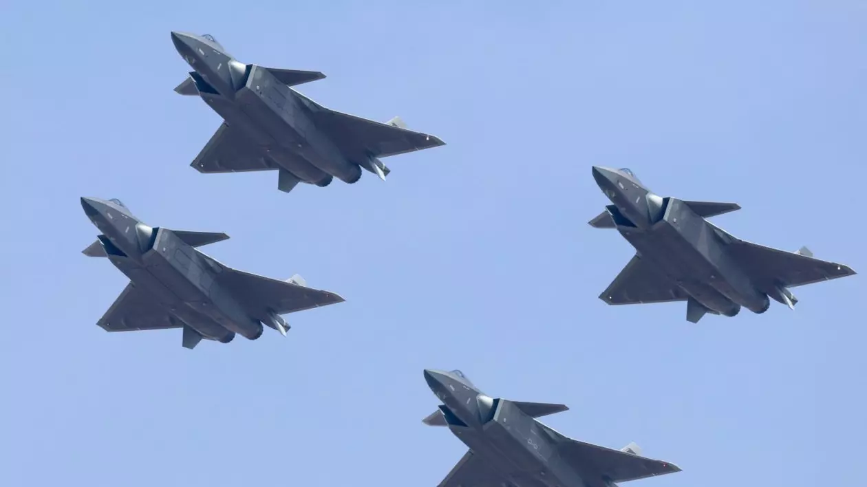 Avioane J-20 Mighty Dragon, construite de China, zboară în formație.
