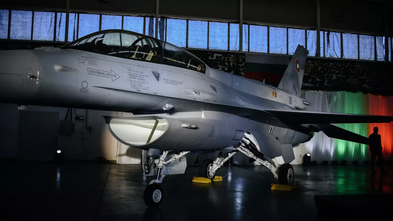 Avionul F-16 expus la a treia bază aeriană Graf Ignatievo, în Bulgaria