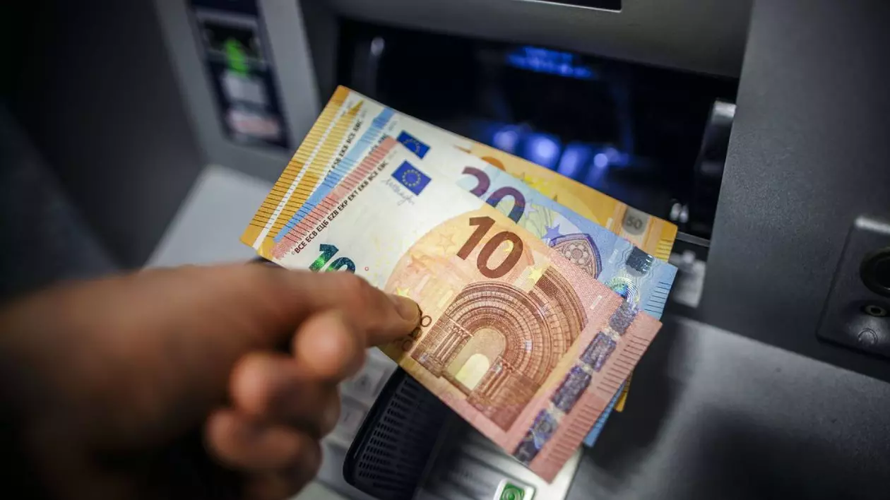 Bancnote euro scoase dintr-un bancomat de un bărbat