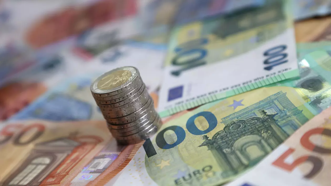 Bancnote și monede euro pe o masă