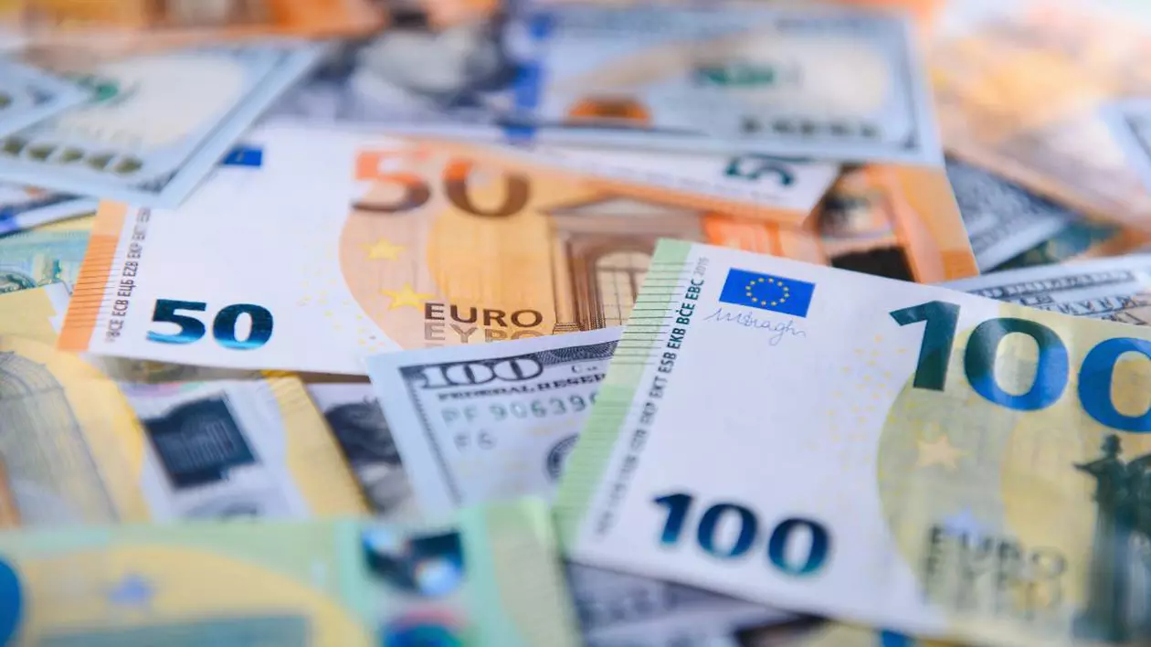 Mai multe bancnote de 50 și 100 de euro