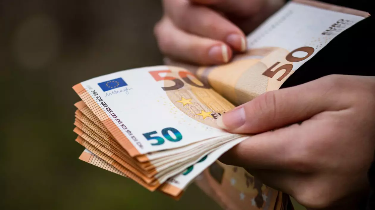 femeie care numără bancnote de 50 de euro