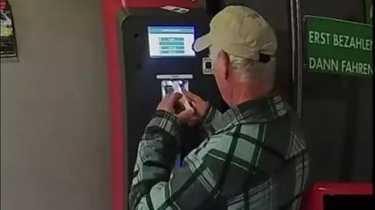 Poliția îl caută pe bărbatul cu seringa, filmat când injectează acid în automatele de parcare dintr-un oraș german
