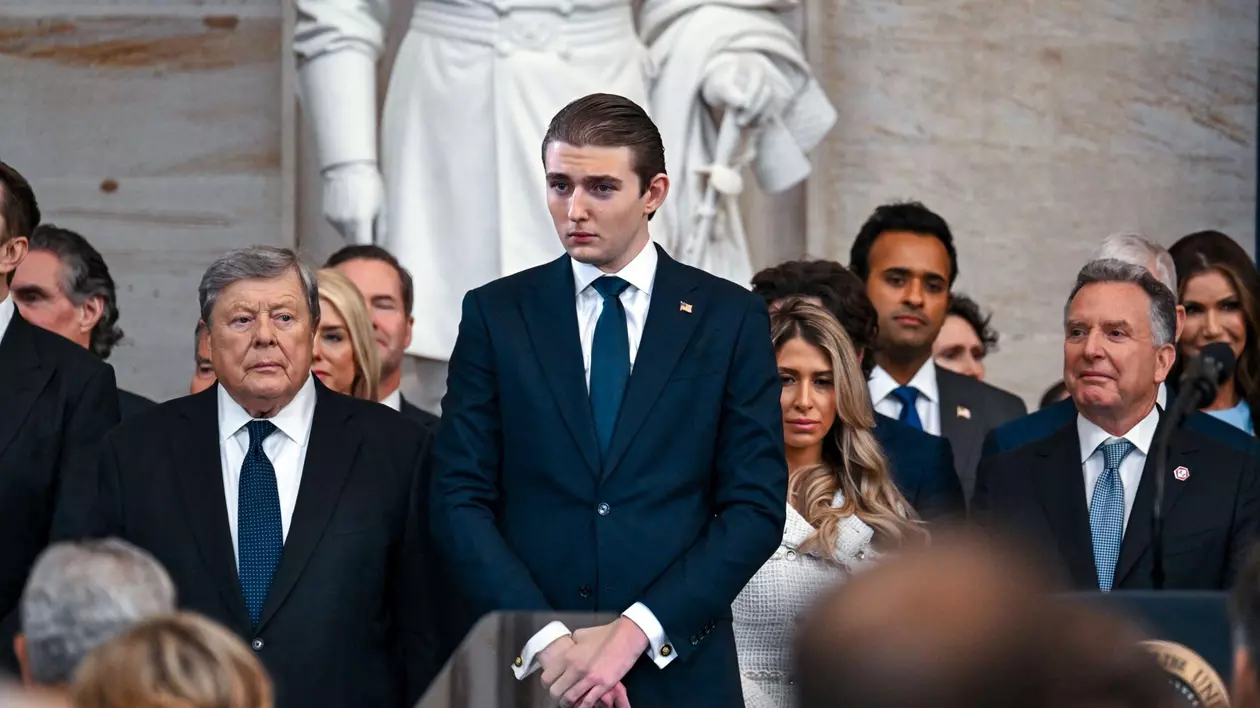 Barron Trump (în centrul imaginii), la învestirea tatălui său în funcția de președinte ale SUA