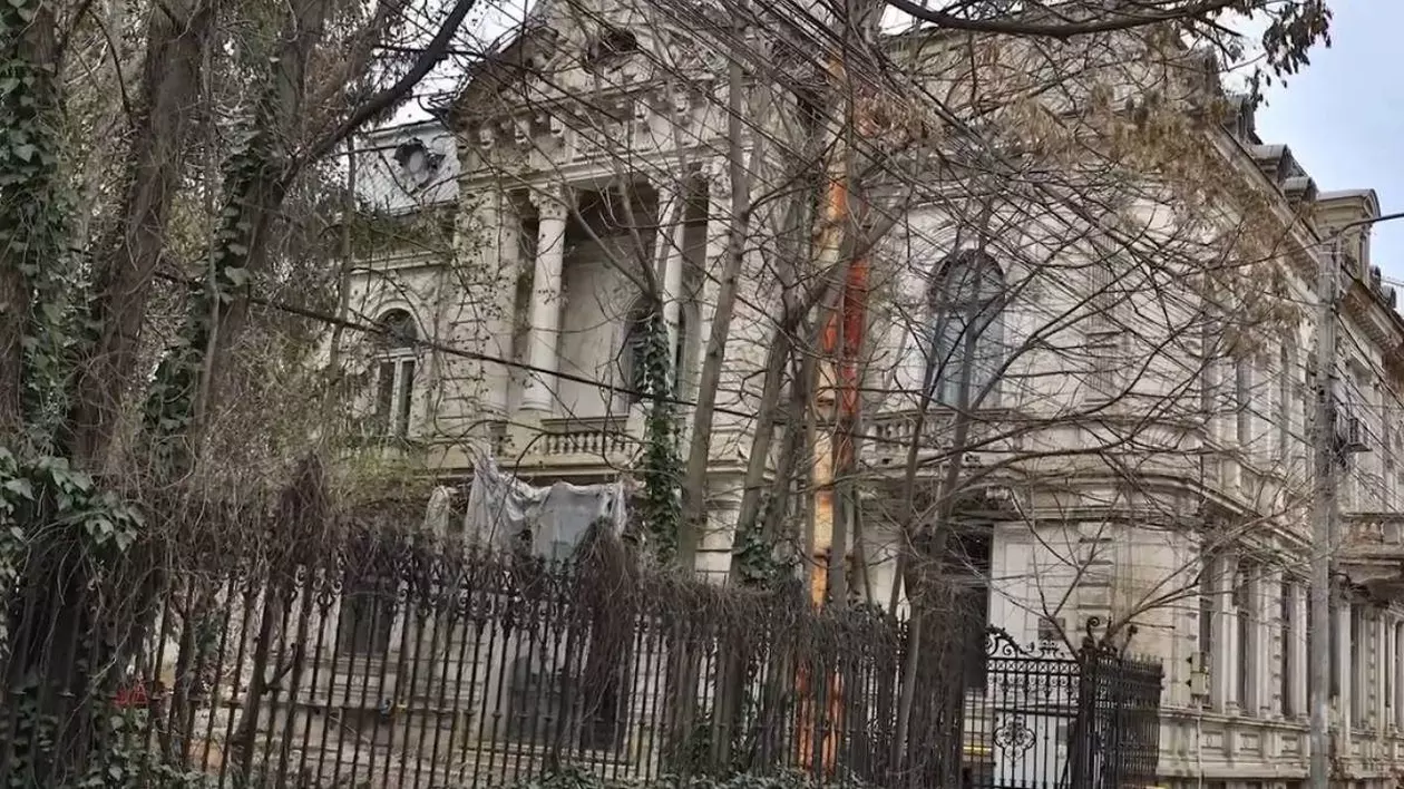 Poză cu Biblioteca Franceză „Omnia” din Craiova înainte de reabilitare