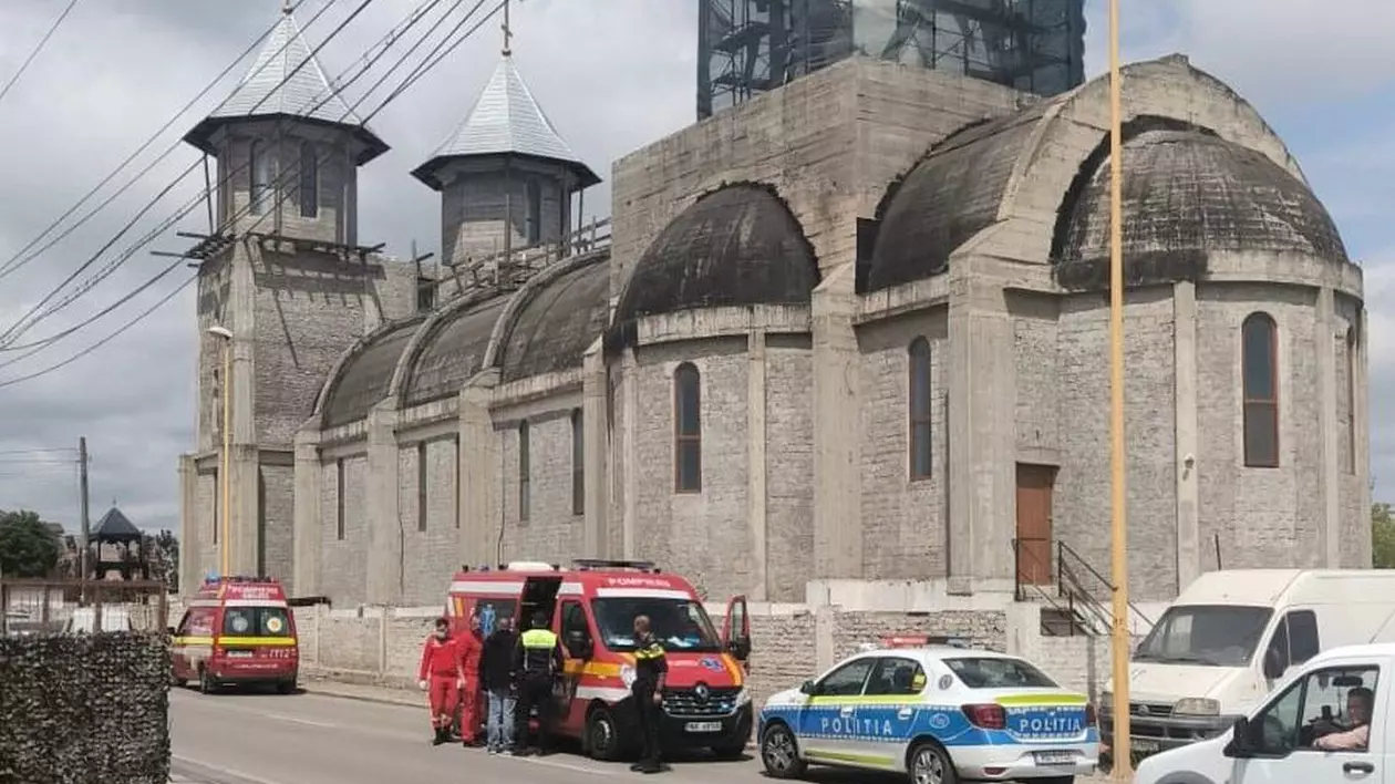 Un băiat de 17 ani a căzut de pe turla unei biserici din Constanța, în timp ce făcea reparații. A fost deschisă anchetă