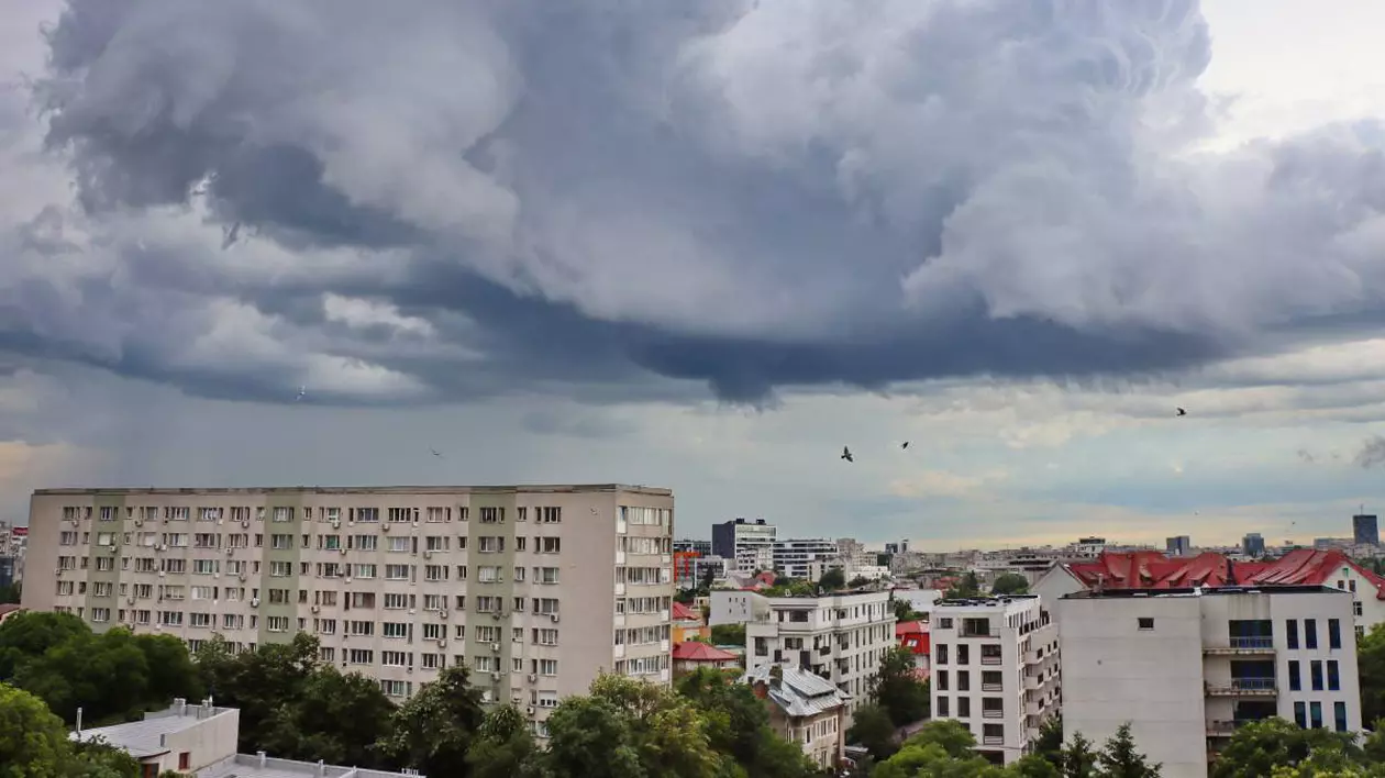 Mai multe blocuri izolate, din București, din Sectorul 6, într-o zi înnorată de primăvară.