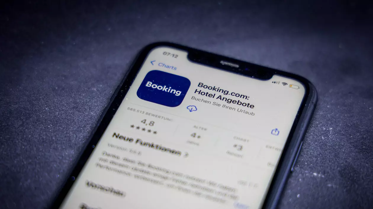 Booking.com obligat să reducă comisioanele, la ordinul autorităților elvețiene: „Abuziv de mari”