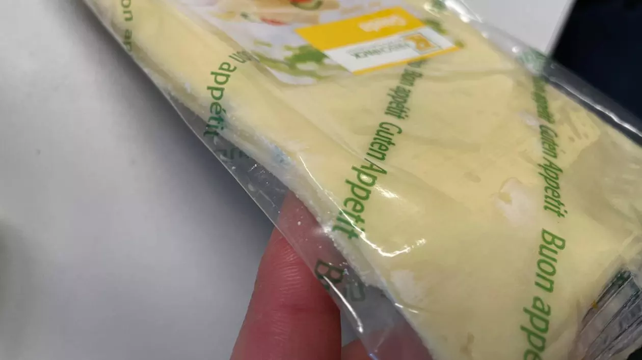 Poză cu unul dintre pachetele cu brânză mucegăită