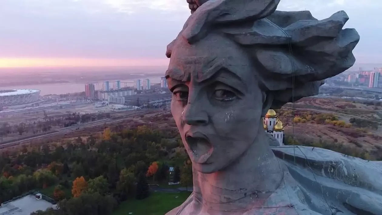 Fața statuii „Patria cheamă!”, de pe Muntele Mamaev din Volgograd, se vede în zorii zilei, pe un cer ușor noros