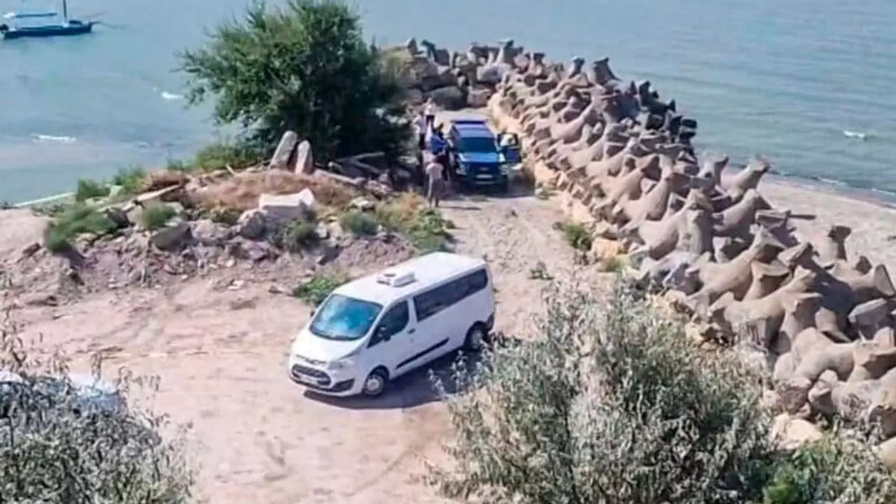 Cadavrul unei femei a fost descoperit plutind în apă, în apropierea stabilopozilor din Costinești