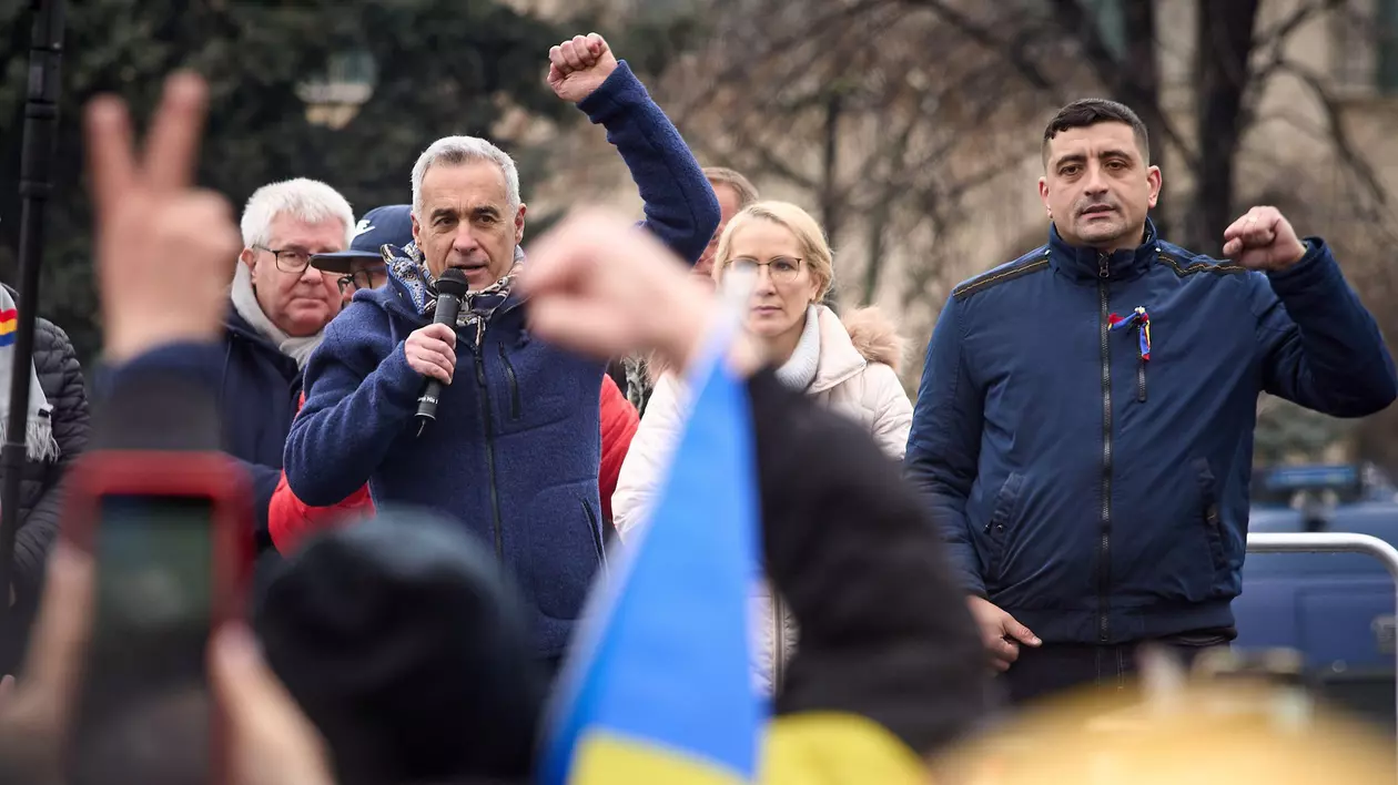 București, România. 1 martie 2025: Ultranaționalistul de extremă dreapta Călin Georgescu (stânga) se adresează participanților la mitingul Alianței pentru Uniunea Românilor (AUR) împotriva guvernului condus de Marcel Ciolacu. Georgescu a câștigat primul tur al alegerilor.