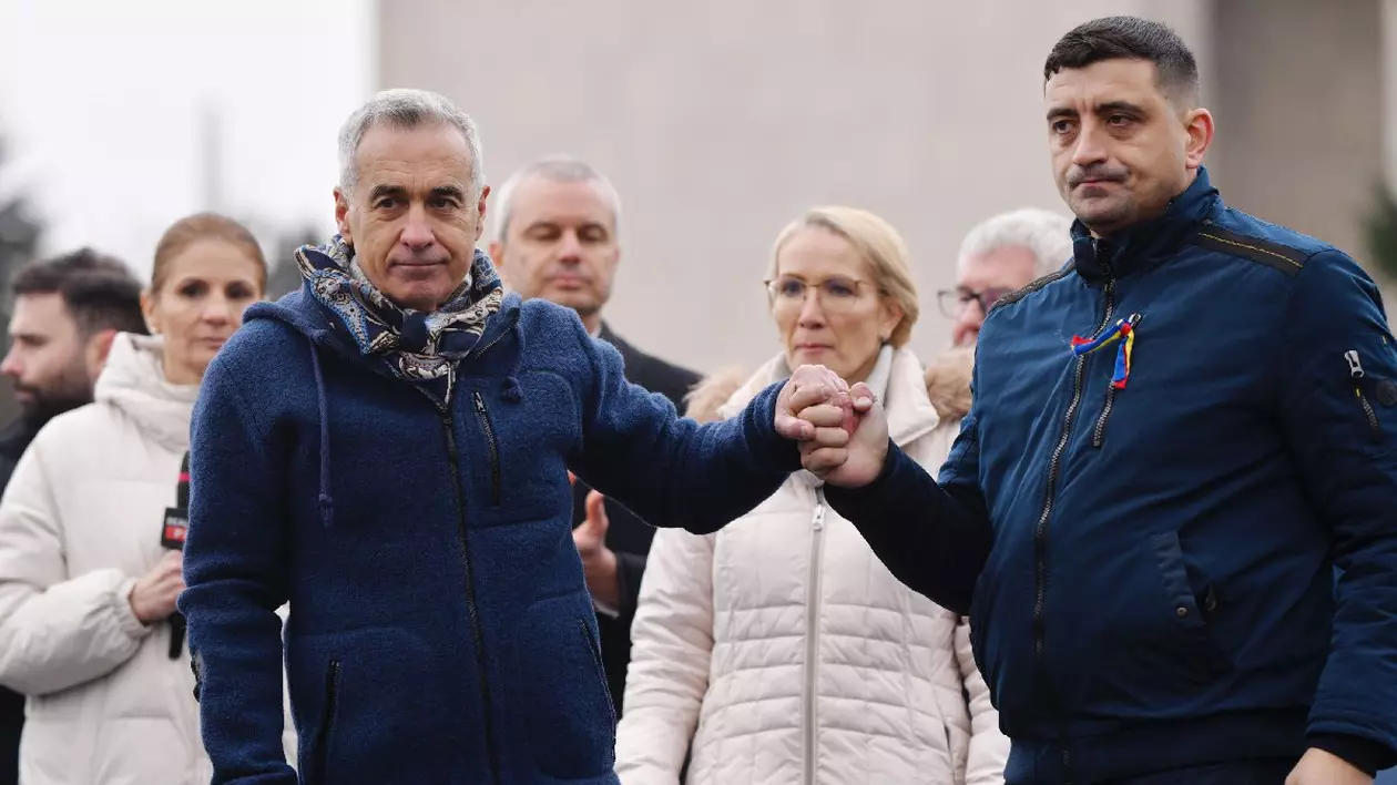 Calin Georgescu si George Simion, presedintele AUR, participa la un protest organizat de Alianta pentru Unirea Romanilor (AUR), in Bucuresti, sambata, 1 martie 2025