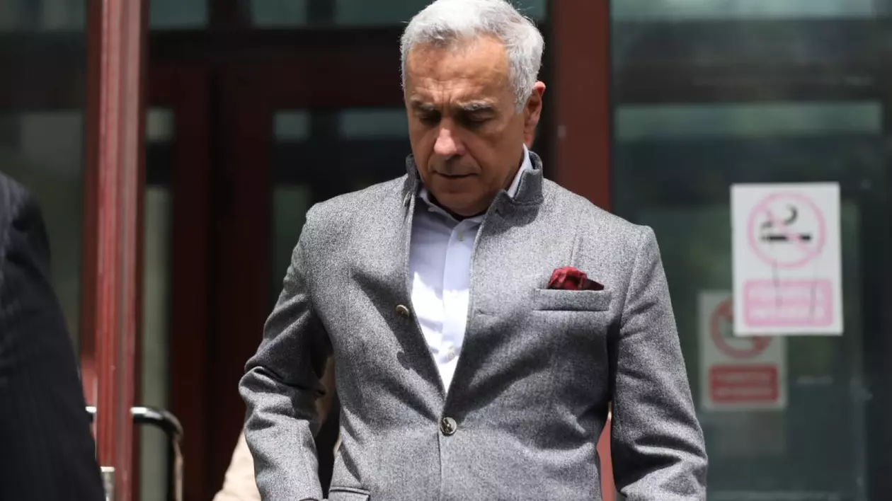 Călin Georgescu coboară scările de la Parchetul ICCJ, unde a fost marți, 27 mai 2025, pentru audieri