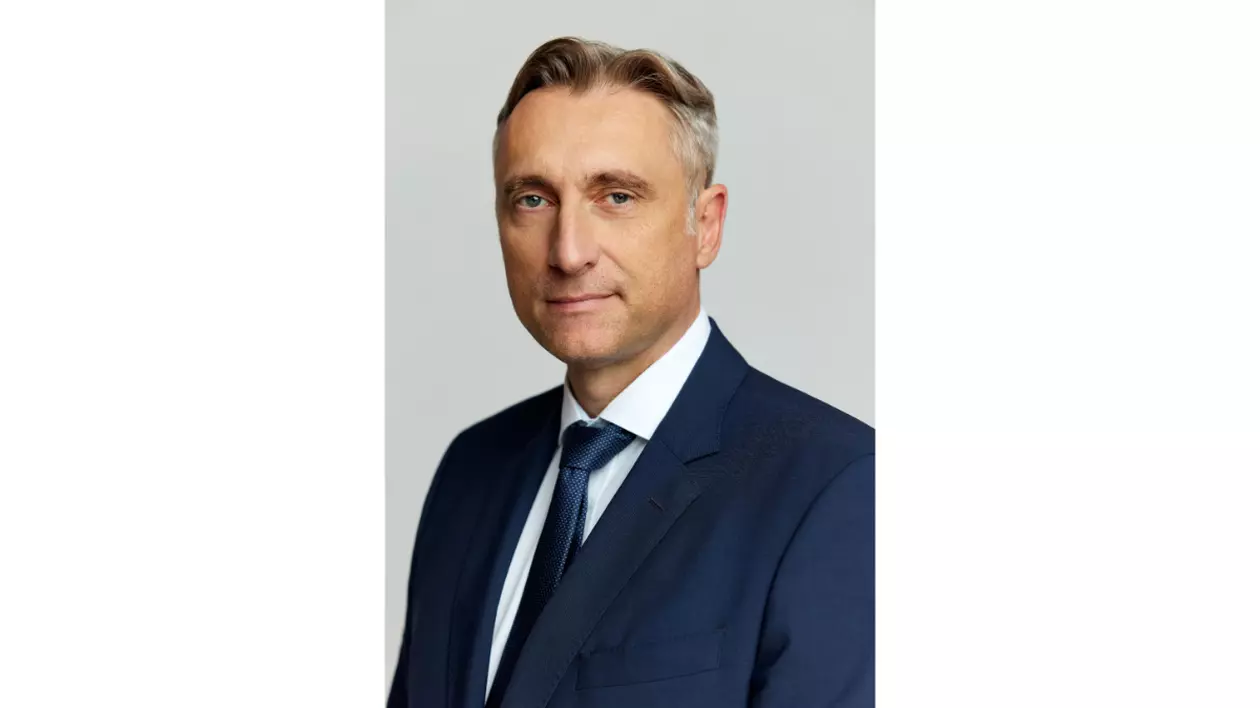 Poza portret cu Calin Matei, CEO Groupama, in fata unui perete alb, imbracat intr-un costum bleumarin