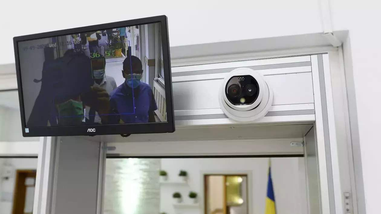 cameră viode amplastaă pe holul unei scoli