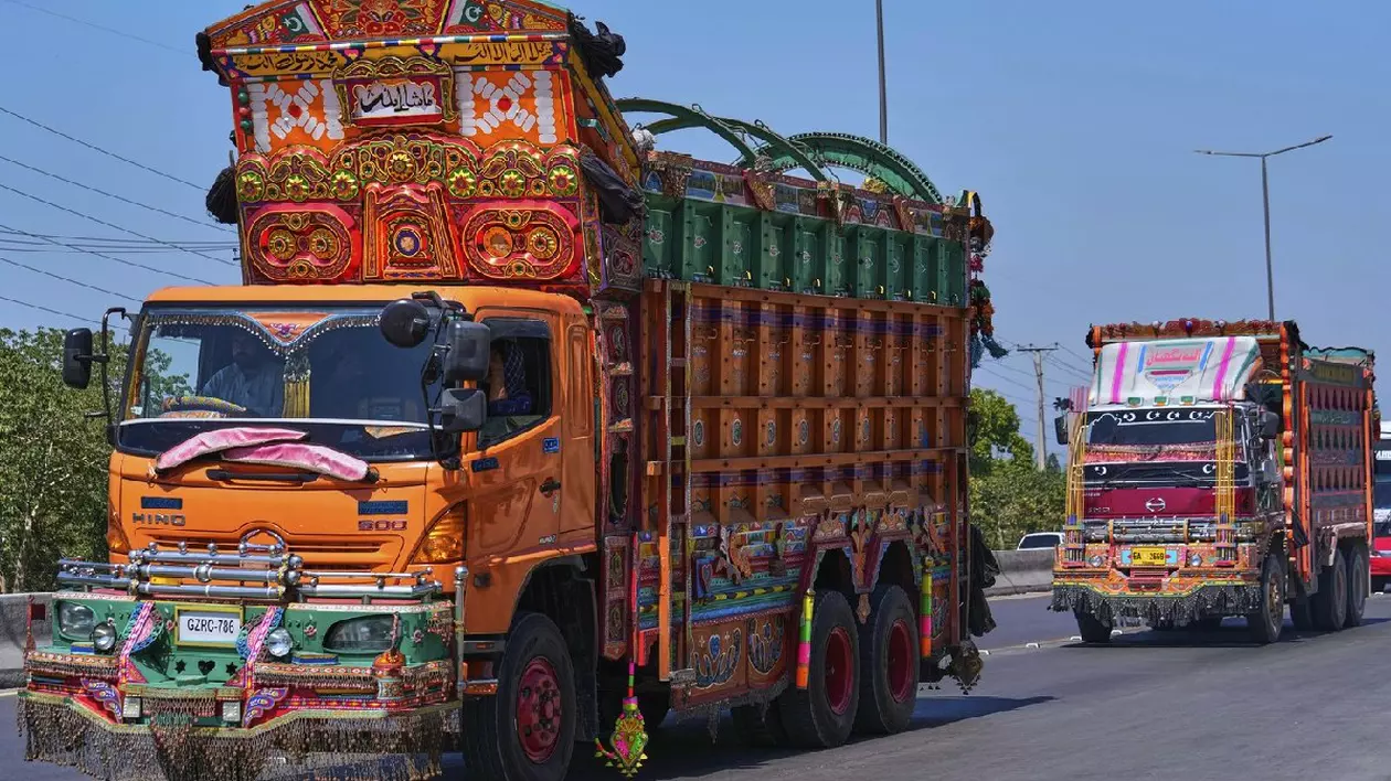 Camioane decorate cu opere de artă circulă de-a lungul unei autostrăzi de la periferia Islamabadului, Pakistan, duminică, 27 aprilie 2025.