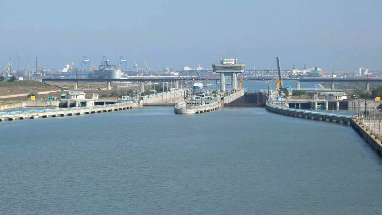 Canalul Dunăre - Marea Neagră, la Cernavodă, în timpul unei zile însorite.